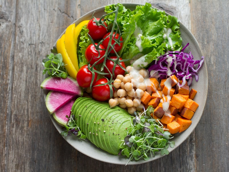 Salada tropical: mix de folhas, frutas frescas e molho cítrico